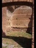 04033 ostia - regio i - insula vi - caseggiato del balcone a mensole (i,vi,2) - via della fortuna - raum am suedende - 09-2023.jpg